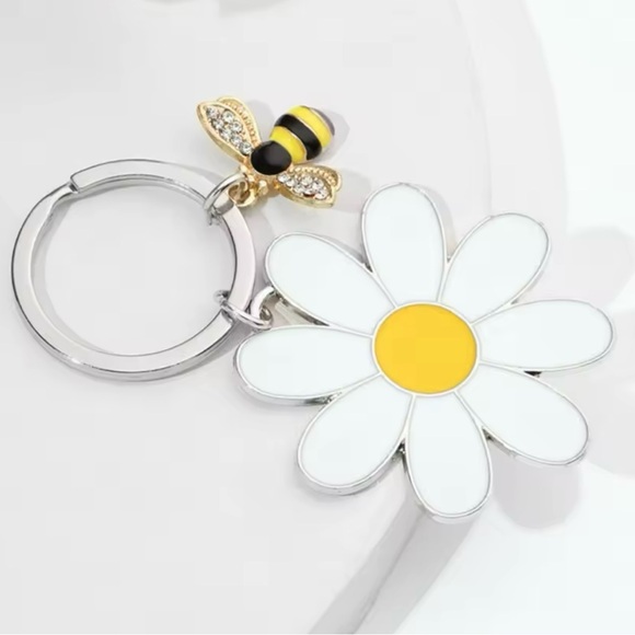 White Daisy Keychain with 🐝Bee Charm Cute bag candy - Picture 5 of 6